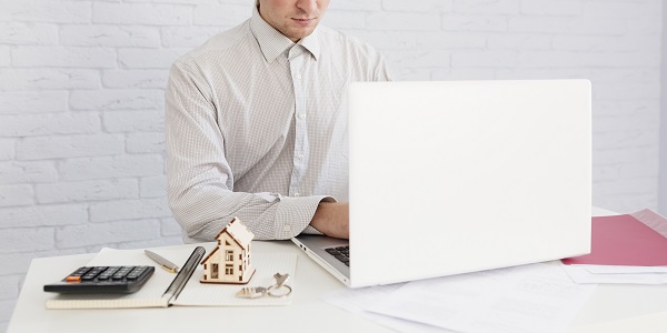 Agente inmobiliario preparando anuncio para vender piso en Ferrol y Narón