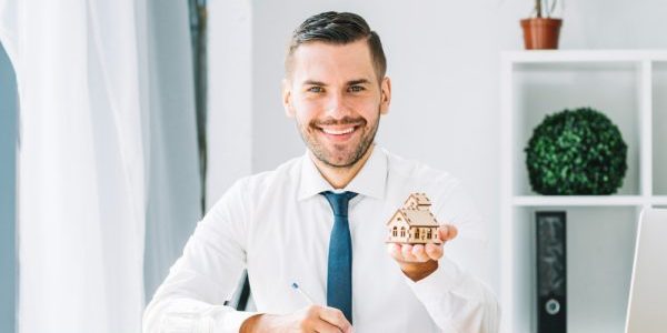 Alquilar un piso o casa con SC Inmobiliarias. 1 Agente inmobiliario enseñando el alquiler de una casa