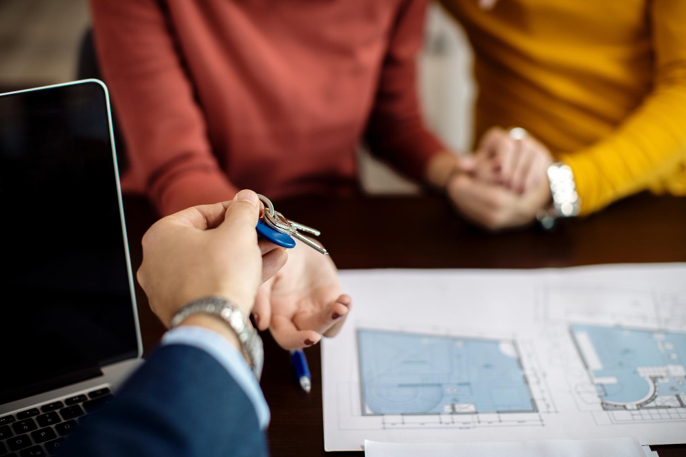 Entrega de llaves de un agente inmobiliaria a un futuro propietario 
